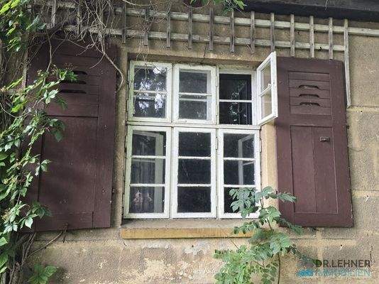 Detail Sprossenfenster mit Fensterladen