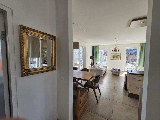 Blick vom Vorraum ins Wohnzimmer