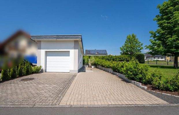 Zusätzliche Garage mit Garten