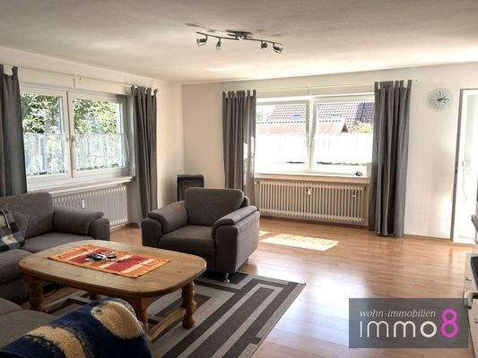 Großzügiges Wohnzimmer mit Zugang zur Terrasse