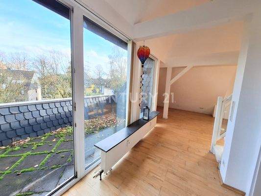 offener Küchen-/Wohnbereich mit Zugang zum Balkon