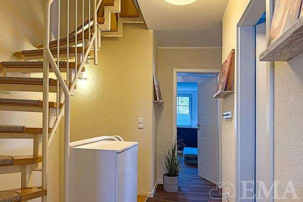 Flur mit Treppe in den ausgebauten Spitzboden