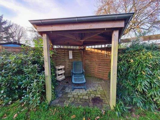 Kleine Gartenlaube zum Entspannen