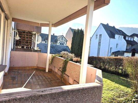 Balkon mit viel Sonne und Blick ins Grüne