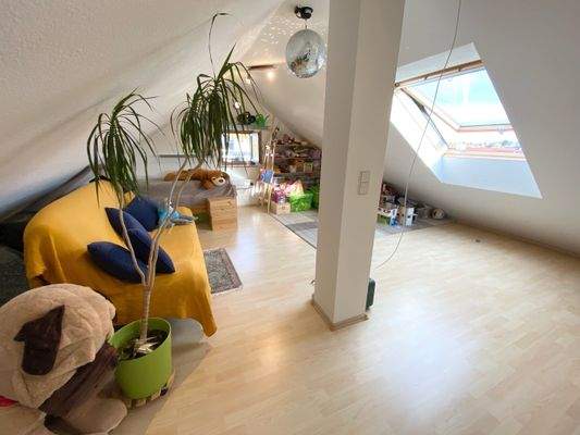 großer heller Raum im 2. Dachgeschoss