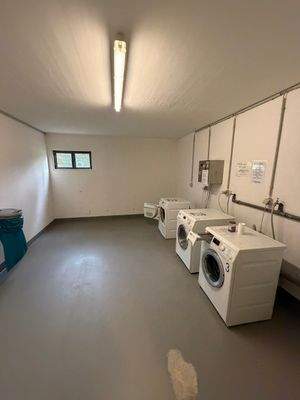 Waschraum mit Geräten