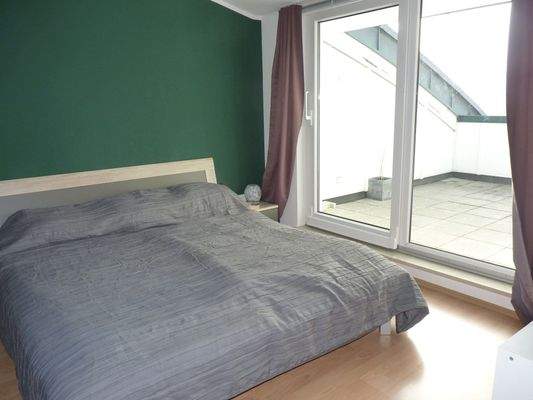 große Fensterfront im Schlafzimmer