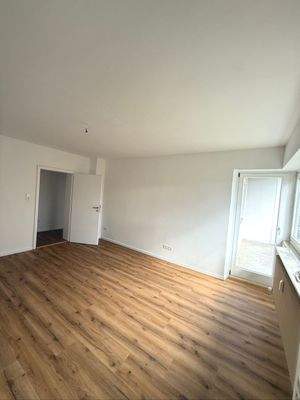 Helles Wohnzimmer mit Balkon