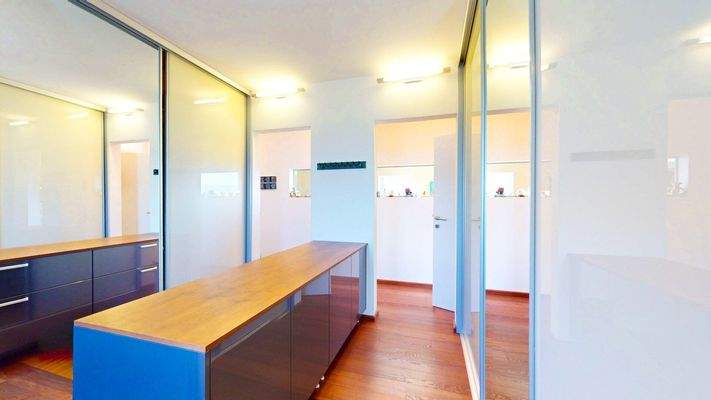 Ankleidezimmer (Eltern)