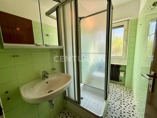 Badezimmer mit Dusche UG