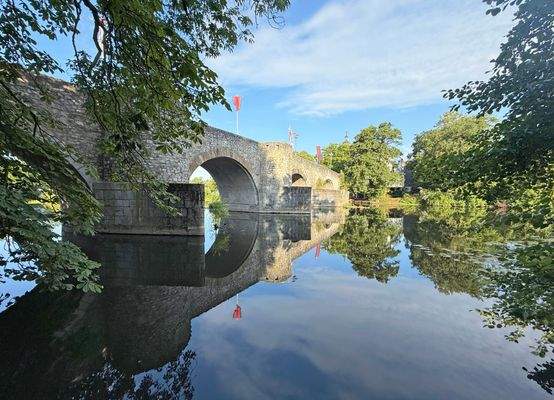 die Lahnbrücke befindet sich vor der Tür