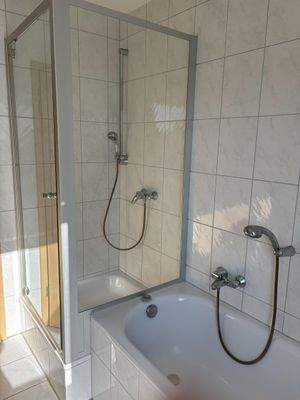Badezimmer mit Dusche & Wanne