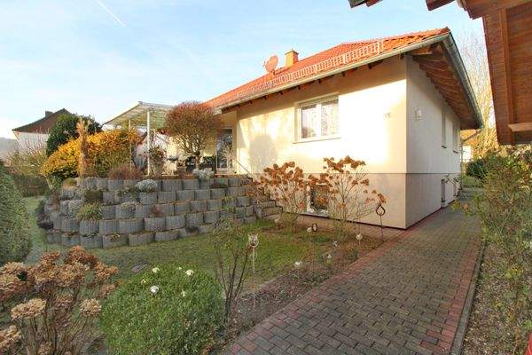 Aussen Zuwegung Terrasse und Eingang.JPG