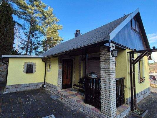 Blick auf das Gartenhaus von vorn