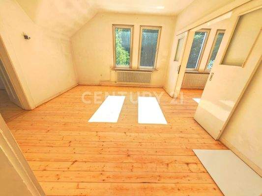 großes Schlafzimmer mit abgetrenntem Ankleideraum im OG