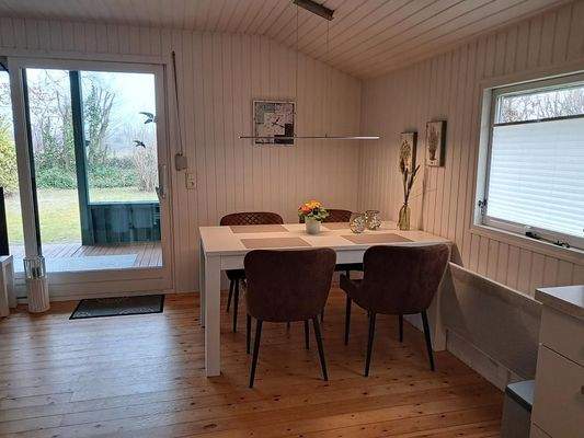 Essbereich mit Blick in den Garten