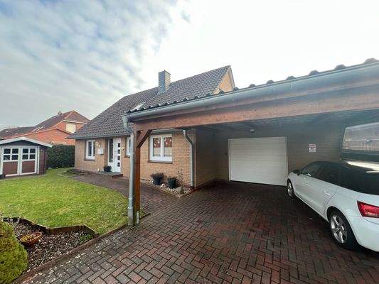 Hausansicht mit Auffahrt .jpeg