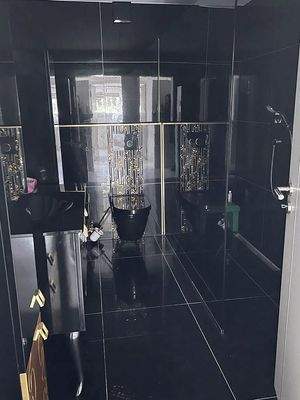 das schwarz geflieste Bad