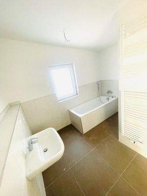 Bad mit Wanne und Dusche im Ob