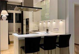 Hochwertige EBK mit Tresen