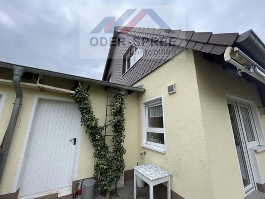 Rückansicht mit Garage
