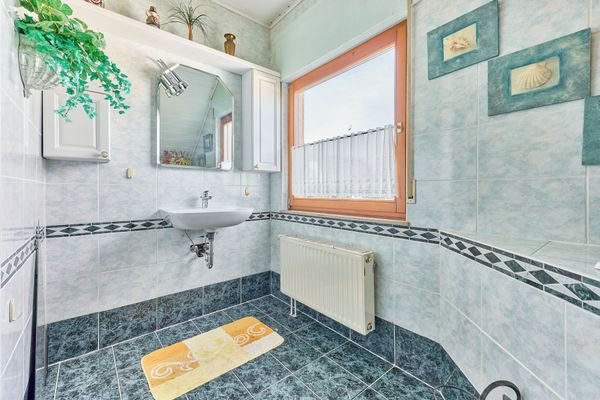 Badezimmer mit Eckbadewanne - Einfamilienhaus 