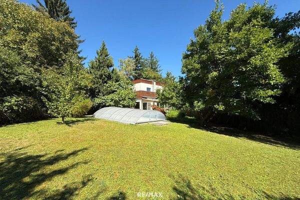 Gartenansicht mit Haus und Pool