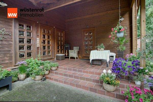 Zentraler Eingangsbereich Zugang links ins Haupthaus - rechts in die Einliegerwohnung