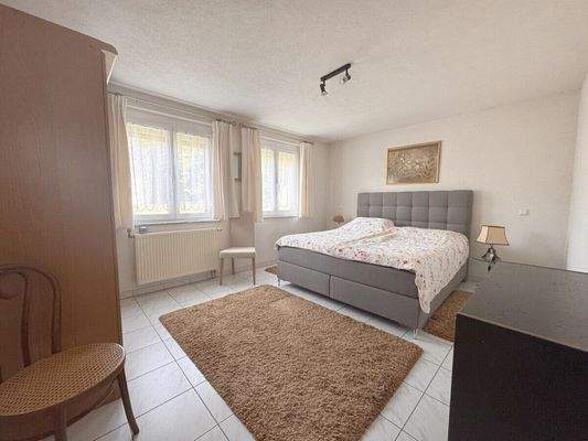 großes Schlafzimmer (17,68 m²)