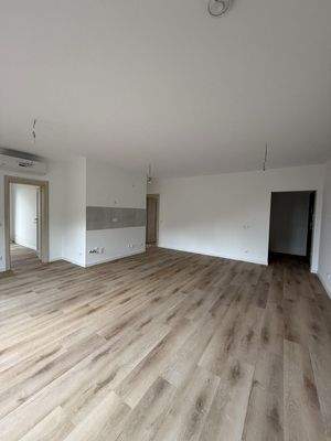 Wohnzimmer mit offener Küche