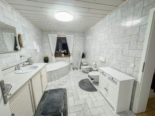 Tageslichtbad mit Eckbadewanne EG