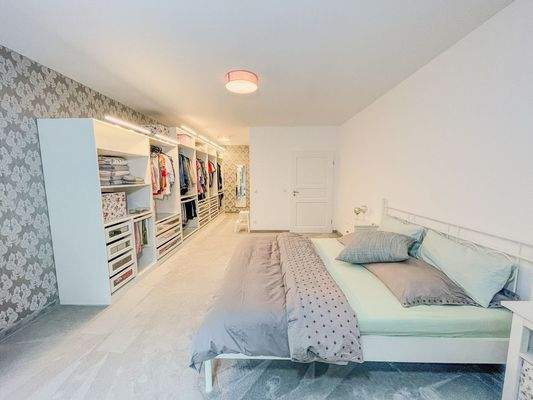 Geräumiges Schlafzimmer mit gemütlicher Atmosphäre