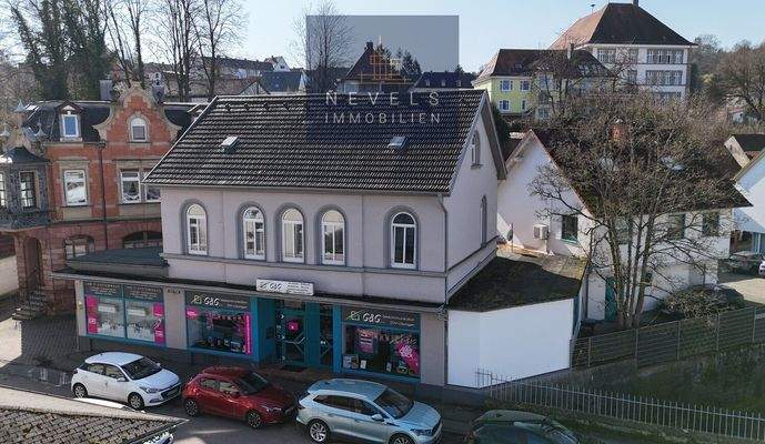 Haus Front mit Anbau