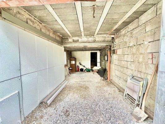 Garage mit elektr. Tor