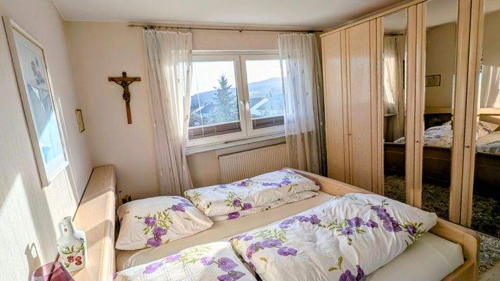 Obergeschoss Schlafzimmer mit Fernblick auf den Dörnberg