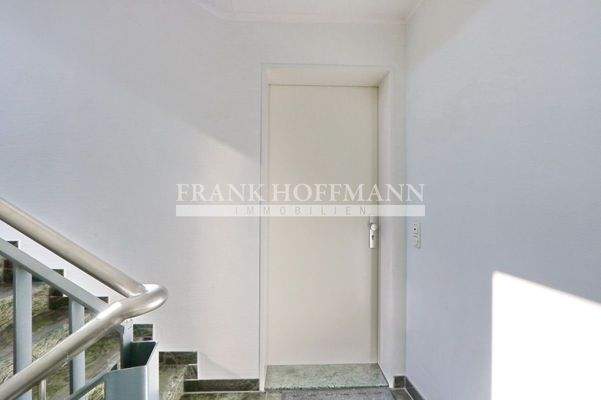 Treppenhaus mit Wohnungseingang