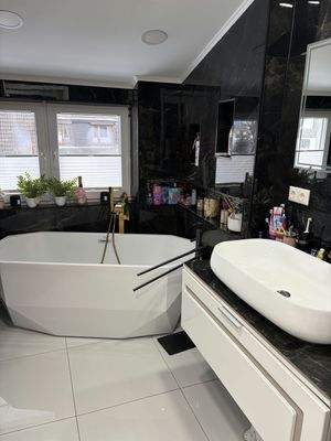 Bad mit Dusche und Wanne