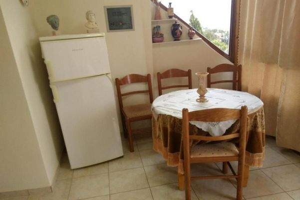 Kreta, Ammoudara: Haus mit 3 Wohnungen in Meeresnähe zu verkaufen