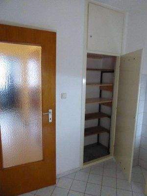 Küche mit Abstellkammer