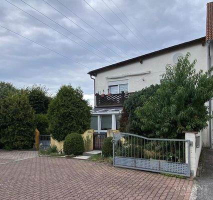 Front mit Blick auf Wintergarten