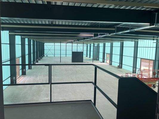 Sicht aus OG auf Halle 