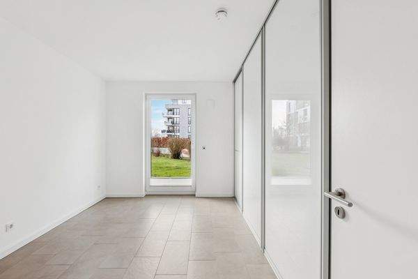 Schlafzimmer mit geräumigem, modernem Einbauschrank und durchdachten Stauraumlösungen