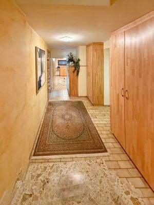 Keller Flur mit Einbauschränken