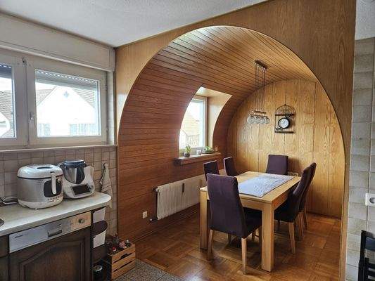 gemütliche Essnische mit Rundbogen