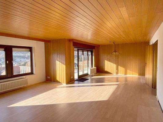 der große Wohn-/Essbereich mit Balkonzugang