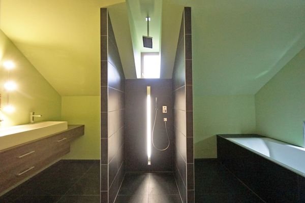 Bad mit Wanne, Dusche und Doppelwaschbecken