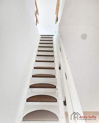 Holztreppe (rechts) zum OG