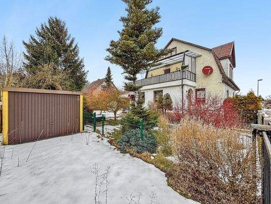 Außenansicht mit Garage