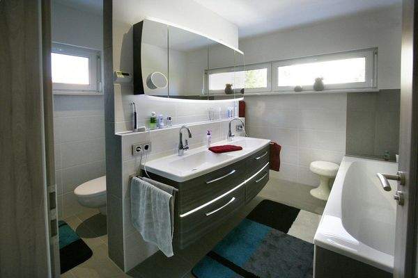 Bad mit Badewanne + Dusche