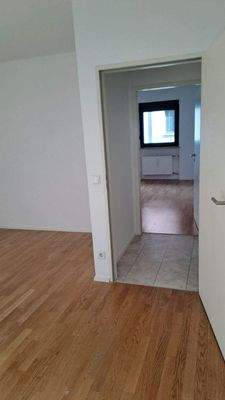 Blick aus Zimme 1 ins Wohnzimmer